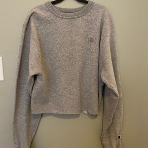 Light grey, cropped champion crew neck!